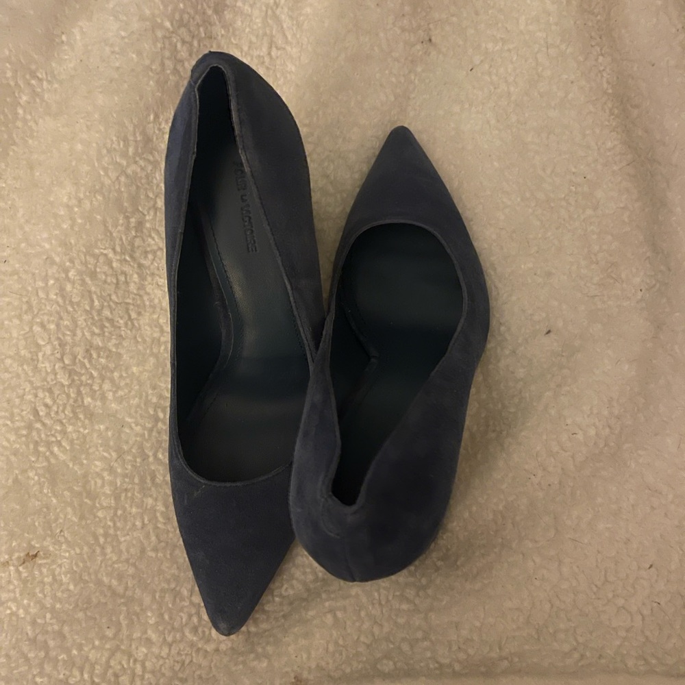 Beautiful blue/grey 4” round pump in size 9 1/2. Worn maybe twice